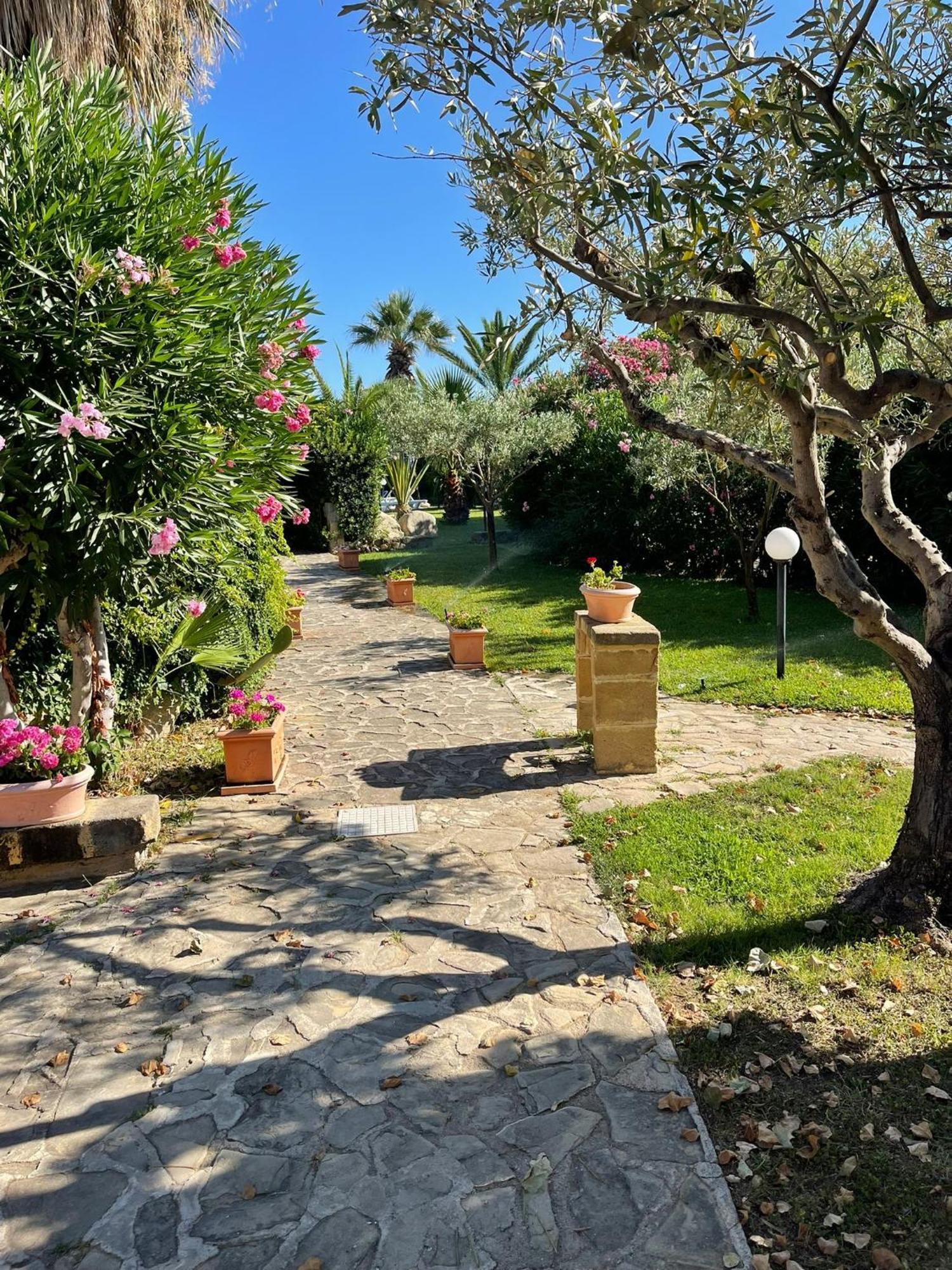 Soleada Club Aparthotel Campofelice Di Roccella Exteriör bild